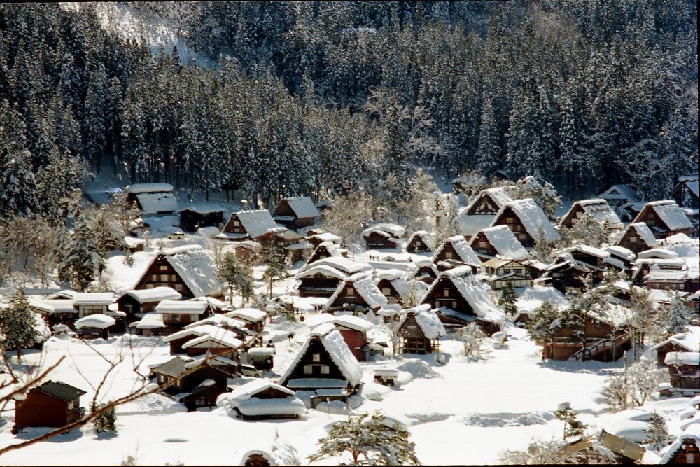 japanese-village-houses-covered-in-snow